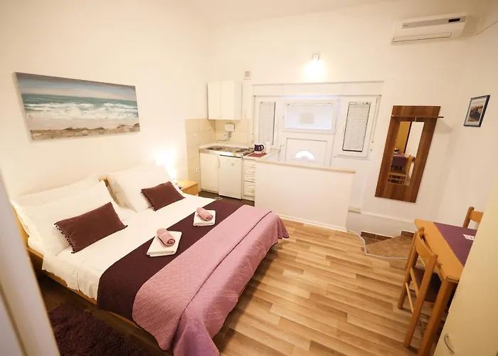 Apartment And Rooms Cvita